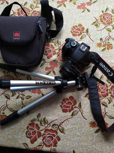 Фотоаппарат-зеркалка Canon EOS 600D в идеале+сумка Delsey+штатив SLIK