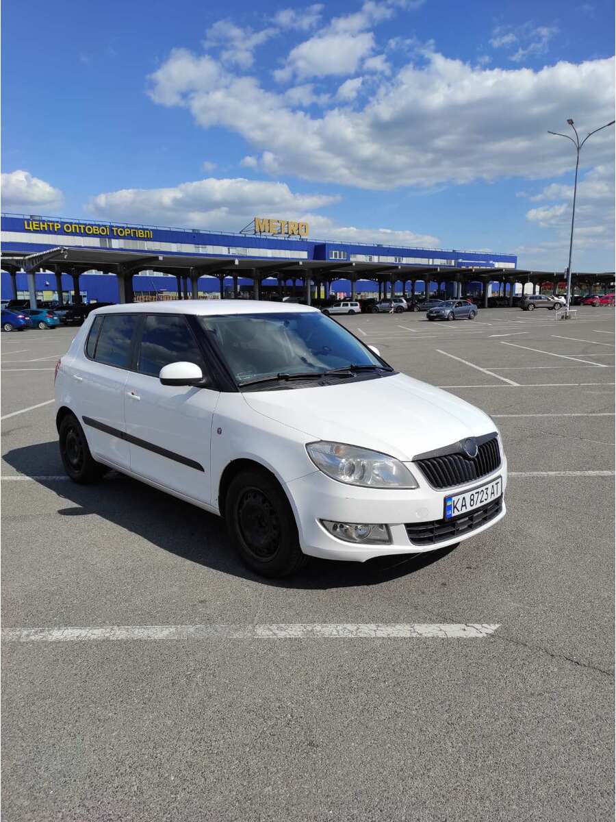 Продам свою Skoda Fabia 2012 1.4 LPG бензин-газ заводские 86лс/63кВт МКПП-5  хэтчбек белая.