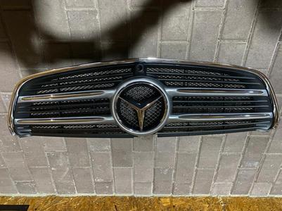 В идеальном состоянии решетку радиатора Mercedes V-Class.
