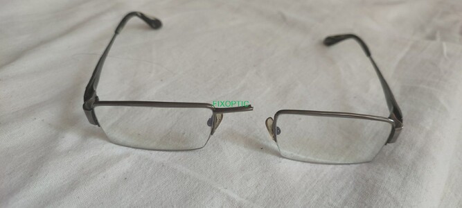 Ремонт моста окулярів з лівої сторони металевих окулярів