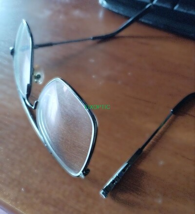 Ремонт, пайка правої петлі в металевих окулярах