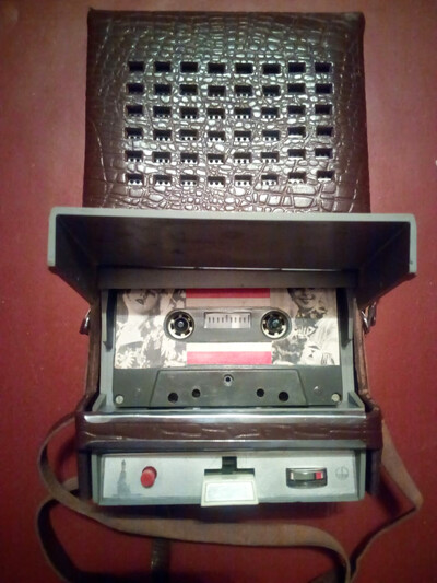 Магнитофон ДЕСНА, полный комплект, портативный, кассетный, раритетный аппарат