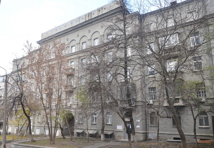 Бесарабка, центр Києва, вул. Дарвіна 7, високий 1 поверх, фасад
