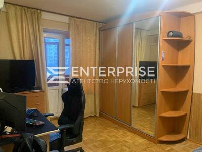 Продається 1-кімнатна квартира на вулиці Героїв Дніпра 15. 