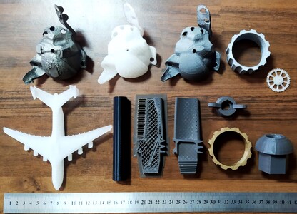 На 3D-принтері та 3D-фрезері виготовляє полімерні та пластмасові вироби, деталі, запчастини, литво 
