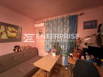 Продається простора 2-кімнатна квартира по вулиці Ольжича, 8 в Шевченківському районі.