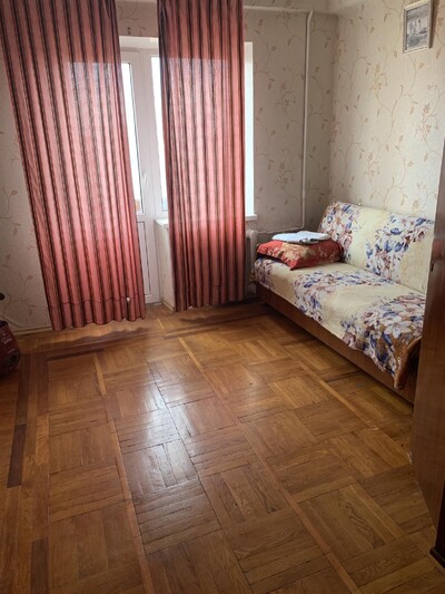 здається 2-кімнатна квартира,метро Лісова