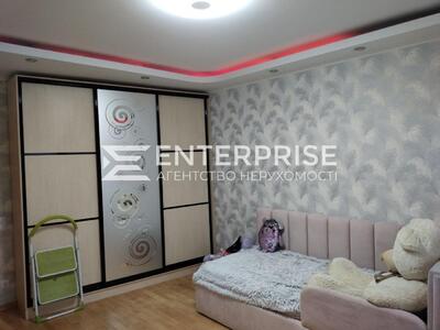 Продається простора 72.6 м2 двокімнатна квартира в Дарницькому районі по вулиці Анни Ахматової, 24.