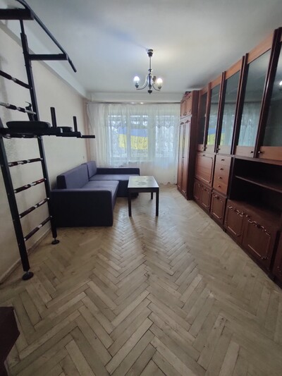 метро Нивки, метро  Сирецька 10-15 хв. 2-х.кім квартира, вже вільна