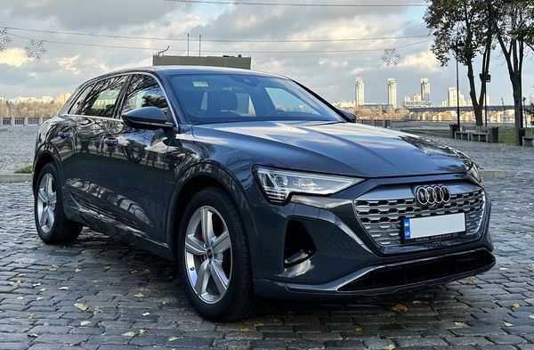 271 Прокат внедорожник Audi Q8 E-tron электро синий без водителя, Київ на aviso.ua