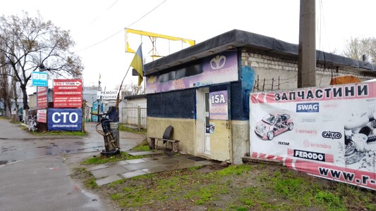 Березняки. Продам діючий автомагазин по фасадній частині Березняківській, 15-А.