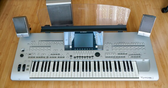 Продаю Yamaha Tyros 5 76 клавиш синтезатор клавиатуры