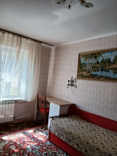 здається чудова кімната,метро пішки