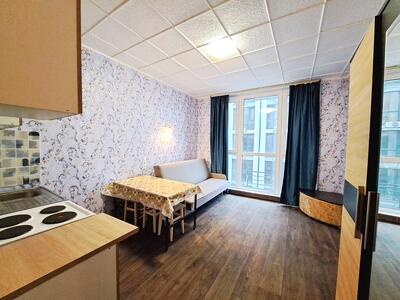 Метро Вирлиця   3 хвилини пішки.