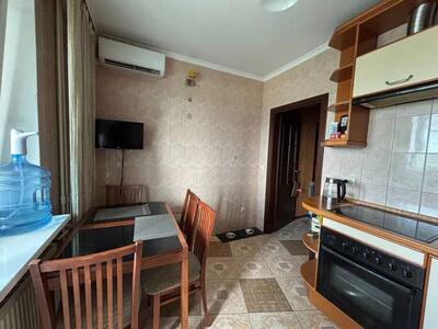 Продаётся двухкомнатная квартира. Днепровский район, улица Новаторов, 22а, метро Красный хутор