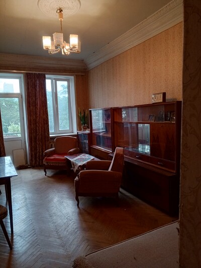 Крісла, журнальний столик, диван, шафи, сервант, тумби, прихожа