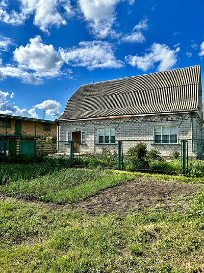 Продається добротний будинок в центрі смт Гребінки.