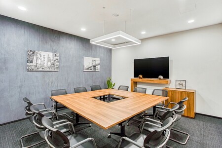 Все включено: професійний офіс для 4 осіб у Regus IQ Centre
