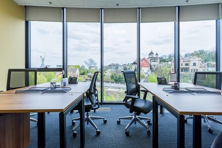 Повністю готовий офіс для 5 осіб у Regus IQ Centre