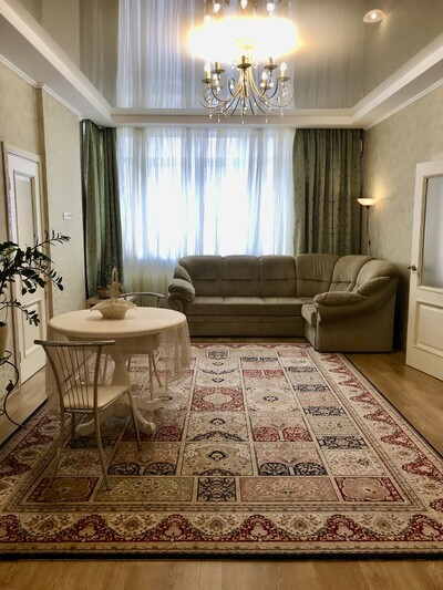 Квартира знаходиться в одному з найзеленіших та найгарніших районів Києва