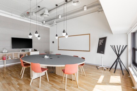 Повністю готовий офіс для 5 осіб у Spaces Maidan Plaza