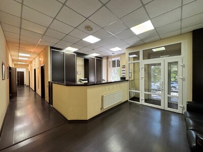 Нежитлове приміщення. Фасад. Перший поверх, два окремі входи.