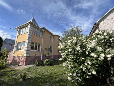 Просторий котедж у Квітневому з доглянутим садом та усіма зручностями