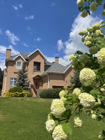 Оренда котеджа (повністю автономного, з генератором, з басейном).