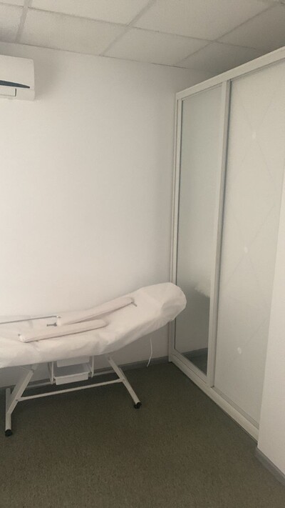 Сдается массажный кабинет с туалетом и душем  13м2  есть офис18м2