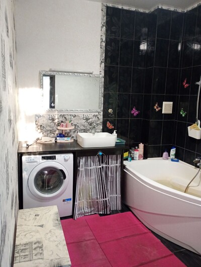 Жилий будинок, в центрі села, 10 км від Києва,24 км до Хрещатика, 10 соток, сад,город, гараж