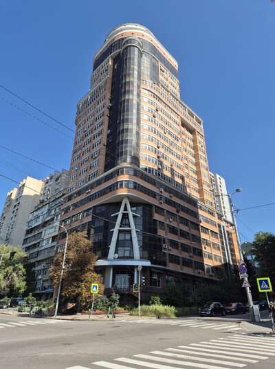 Три кімнати у трикімнатній м. «Палац Україна» - 7 хв.