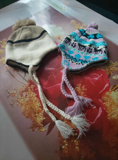 шапки зимовi 2 шт. 400 грн.