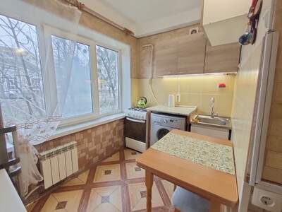 метро Дарниця, Чернігівська 5-10хв.пішки, світла, тепла, затишна, 1кімн.