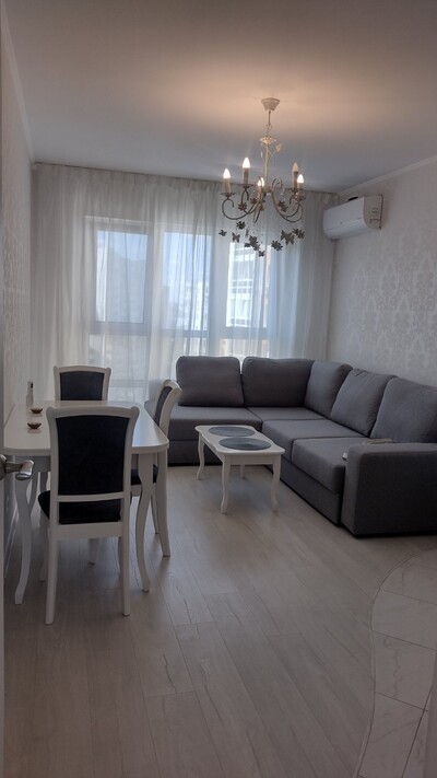 Красива квартира, 2 санвузла, 2 двоспальних ліжка, до метро Позняки/Осокорки 10 хв, є генератор