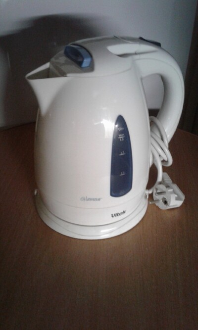 Продаю электрический чайник "Vitek Glamur"