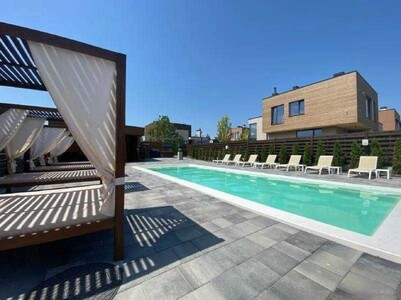 Двоповерховий будинок 263 м2 у закритому КМ Crystal Forest