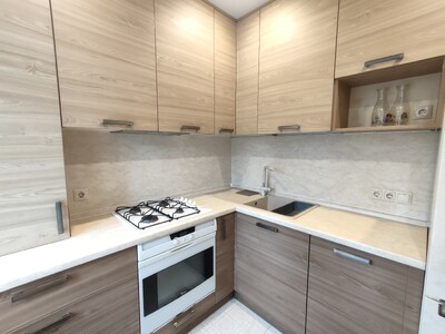 метро Либідська, метро Звіринецька 5-15мин. Пішки. 2-х. кім. Центр