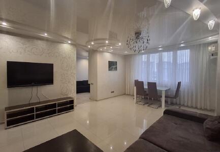 Сдаётся трёхкомнатная квартира. Дарницкий район, улица Княжий Затон, 21, метро Осокорки