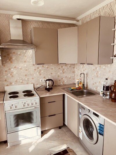 Сдам в аренду 2 комнатную на Виноградаре, метро Нивки 11950 гривен.