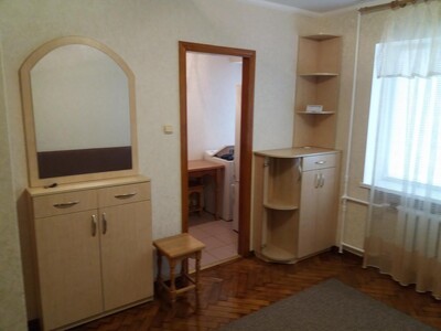 Здається гостинка жінці, дівчині.