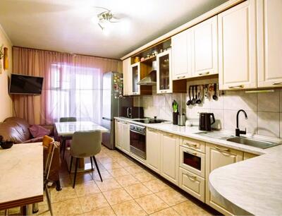 Продається трикімнатна квартира. Дарницький район, вулиця Драгоманова, 44а, метро Позняки