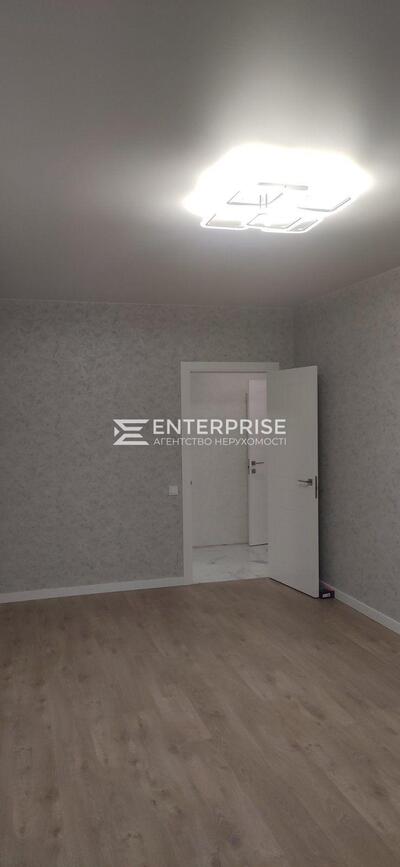 Продається 1 кімнатна квартира з ремонтом Дарницька Площа