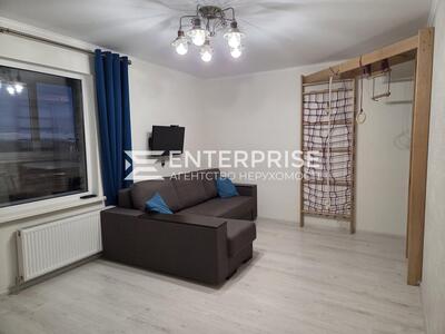 Квартира трикімнатна з ремонтом ДВРЗ, метро Чернігівська