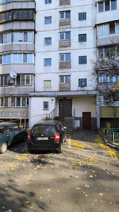 Ж/М "Воскресенський", Райдужна вул.19