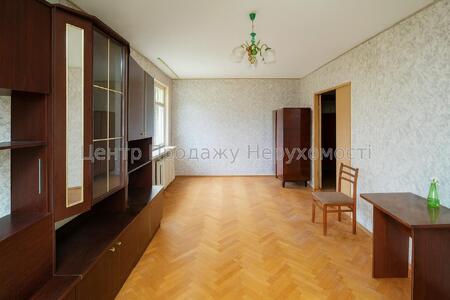 1-кімнатна 31.4 кв.м, пр.ЛюбомираГузара у дворі серед дерев ІВ