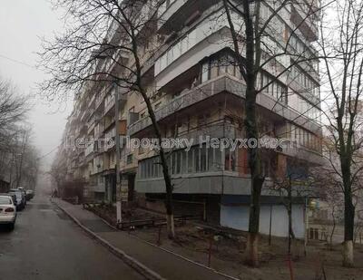 Продаємо кімнату 10 м.кв. в трикімнатній квартирі.Метро ГОЛОСІЇВСЬКА