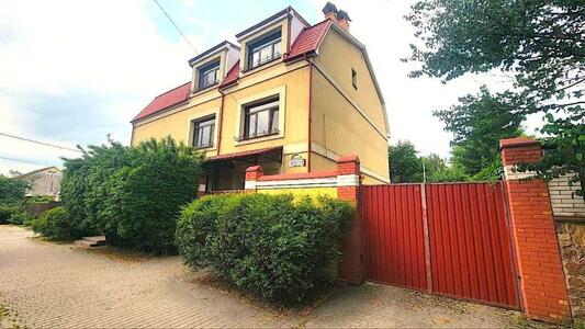 Фасадний будинок 523м2 під офіс біля метро Академмістечко