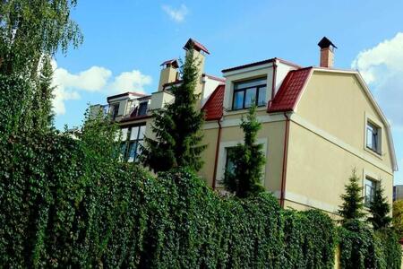 Продаж найкращого котеджа 523м2 поруч з метро Академмістечко