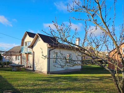 Без комісії. Продаж доглянутого будинку в селі Коржі. Річка, ліс, озеро.