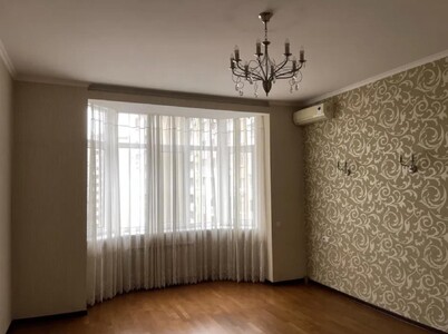 Простора 2-кімнатна квартира 90кв.м.|вул.Урлівська 16/37